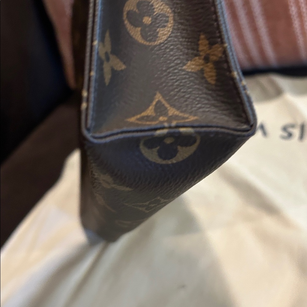 Louis Vuitton Discontinued NEW Poche Toilet 26 
Toiletry Bag Monogram - Picture 7 of 7